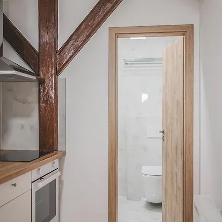 Flat Near Castle Stylish & Prime Location 8