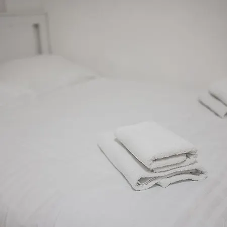 Flat Near Castle Stylish & Prime Location 8