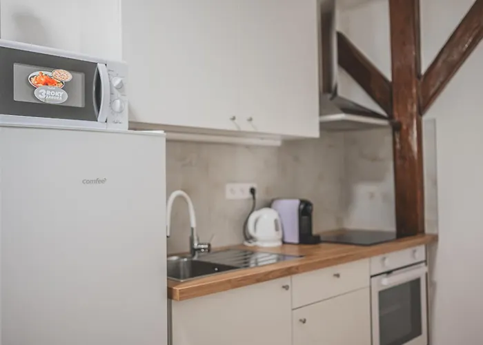 Flat Near Castle Stylish & Prime Location 8 *