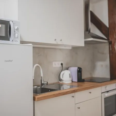 Flat Near Castle Stylish & Prime Location 8 *