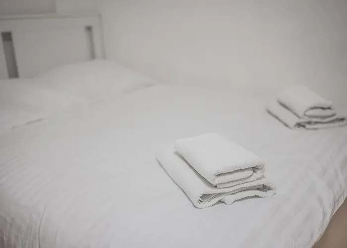 Flat Near Castle Stylish & Prime Location 8